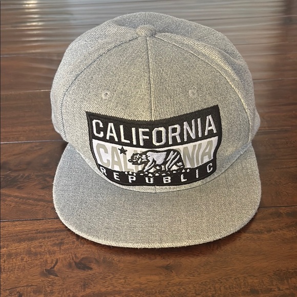 Big Bear | Gray California Republic Snapback Hat - Picture 2 of 7